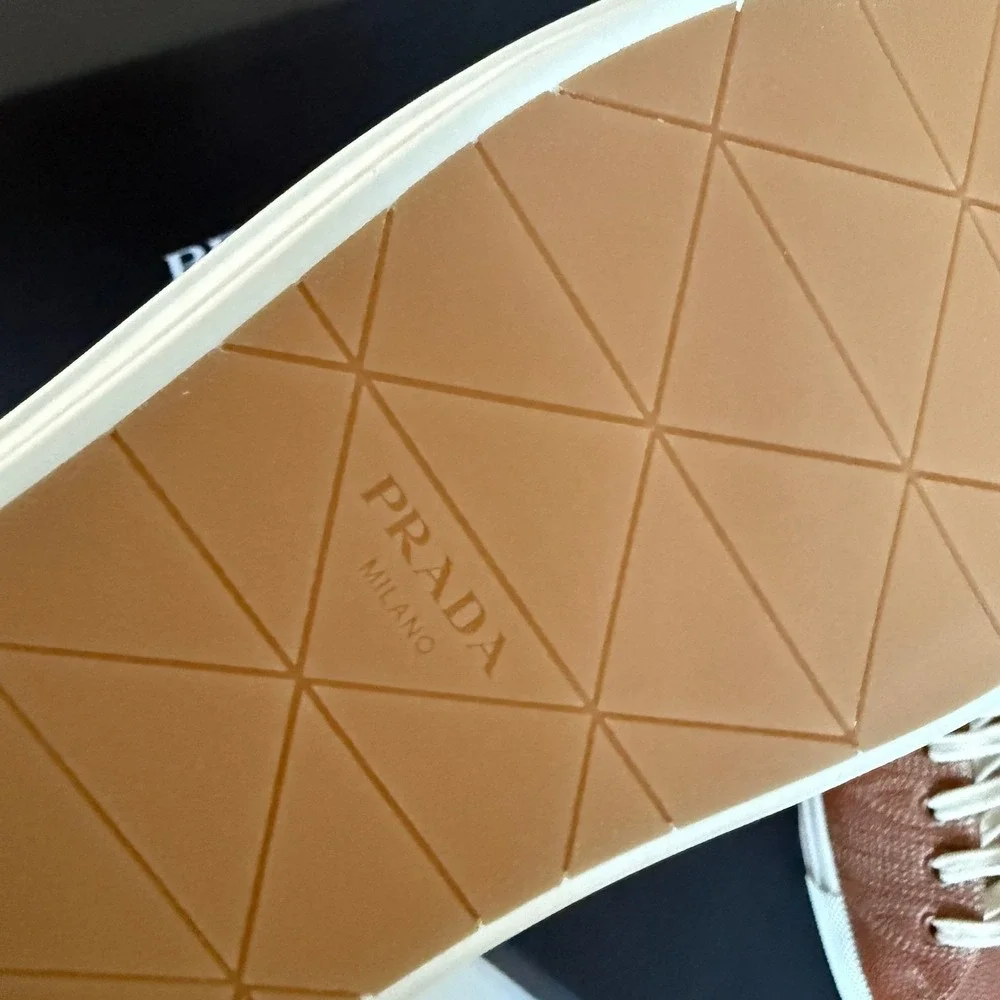 Prada‎ Milano 2EE448 Mens Brown Pebbled Leather Low Top Sneakers, UK 8.5